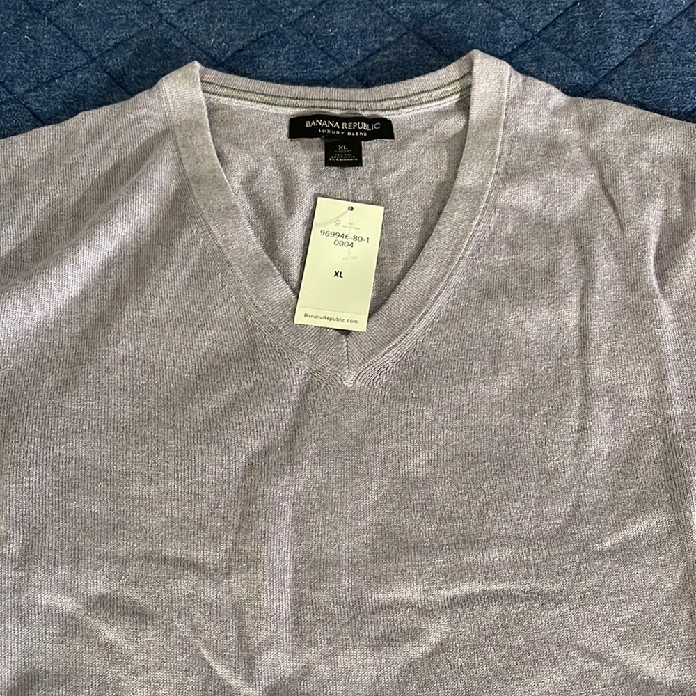 NWT, XL men’s Banana Republic purple v-neck sweater